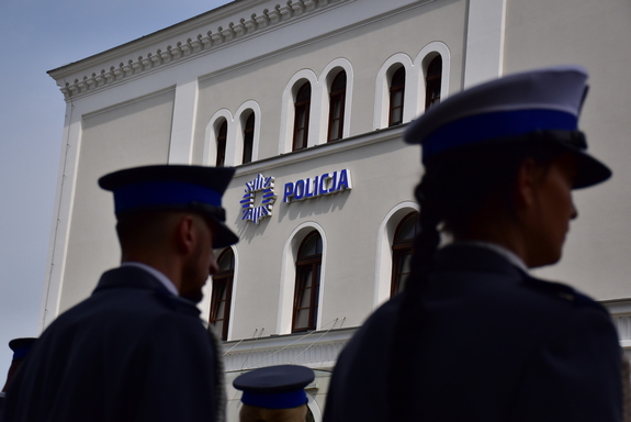 policjanci w czapkach gabardynowych