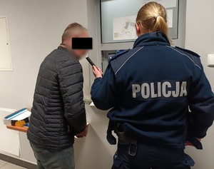 policjantka i zatrzymany mężczyzna