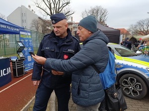 policjant rozmawia z mężczyzną