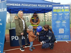 policjantka rozmawia z dzieckiem