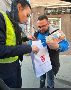 policjantka rozmawia z mężczyzną