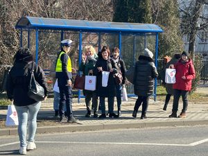 policjantka rozmawia z grupą przechodniów