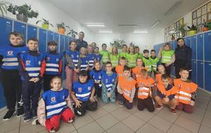 grupa dzieci w kamizelkach odblaskowych