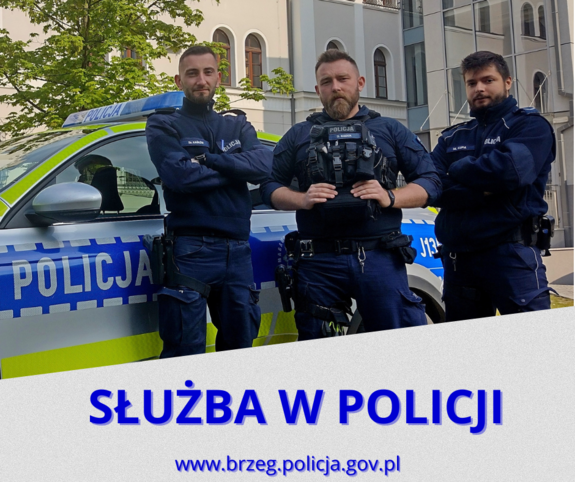 trzech umundurowanych policjantów