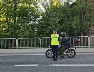 policjantka kontroluje motorowerzystę