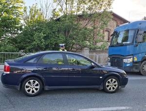 policjantka kontroluje pojazd