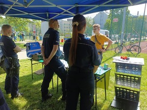 policjanci rozmawiają z młodzieżą