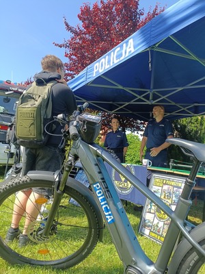policyjny elektryczny rower, w tle policjanci