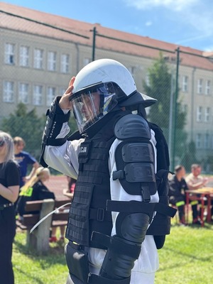 nastolatek w ubrany w sprzęt przeciwuderzeniowy
