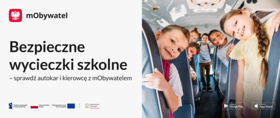 uśmiechnięte dzieci w autokarze