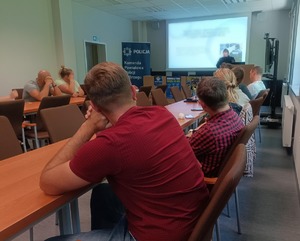 nieumundurowani policjanci podczas szkolenia