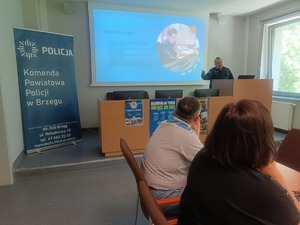 policjant referuje wykład