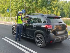 umundurowana policjanta kontroluje pojazd