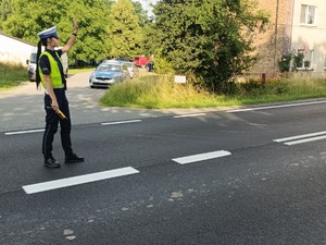 policjantka zatrzymuje wydaje polecenie do zatrzymania się