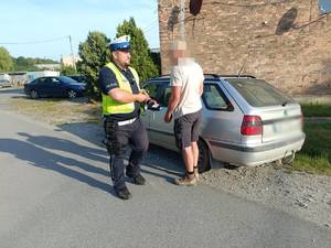 policjant rozmawia z mężczyzną