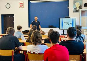 policjant rozmawia z grupą młodzieży