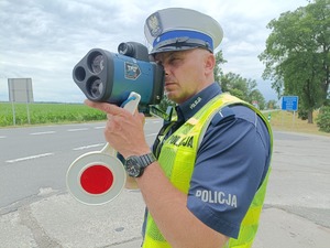policjant pracuje na radarze prędkości