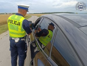 policjant kontroluje pojazd
