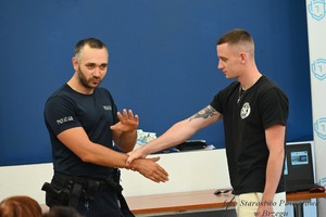 policjant z młodym chłopakiem ćwiczą