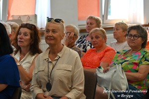 grupa uśmiechniętych seniorów