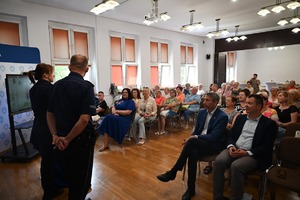 grupa seniorów i policjanci