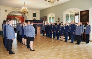 Policjanci w wyjściowych mundurach