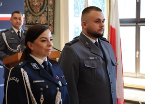 policjanci na tle flagi Polski