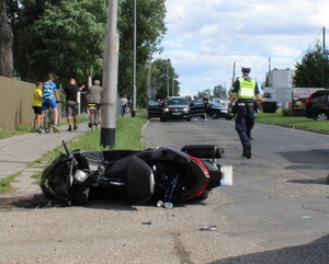 uszkodzony motorower, w tle jezdnia, policjant, przechodnie,