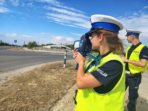 policjanci w białych czapkach i odblaskowych kamizelkach