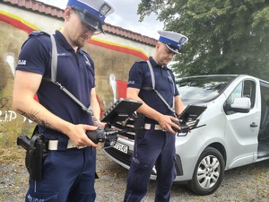 policjanci operują dronem