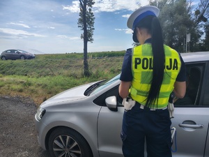 policjantka kontroluje pojazd