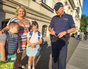 przechodnie przechodzą przez przejście dla pieszych