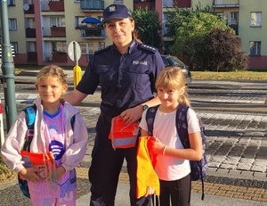 przechodnie przechodzą przez przejście dla pieszych