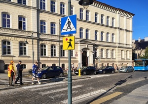 przechodnie przechodzą przez przejście dla pieszych