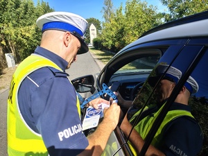 policjant rozmawia z kierowcą