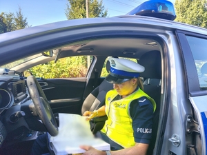 policjantka pisze w notatniku
