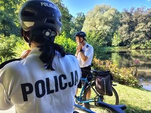 policjanci w białych bluzkach i kaskach rowerowych
