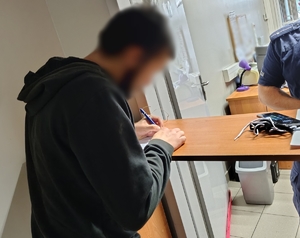 mężczyzna podpisuje dokumenty
