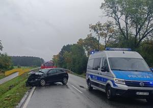 radiowóz i uszkodzony samochód