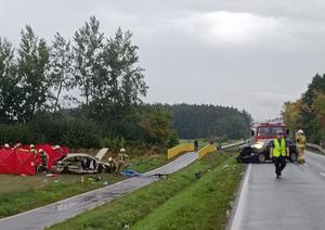 rozbite samochody, radiowóz, policjant, strażacy