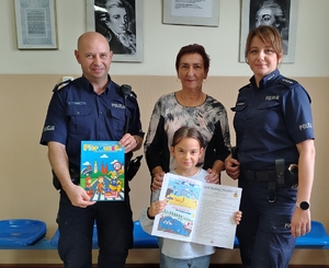 policjanci z dziewczynka pokazują książeczkę