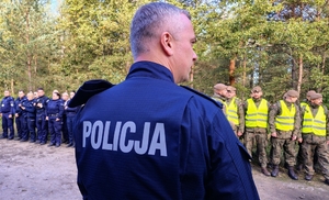 funkcjonariusze policji i żołnierze