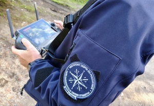policjant steruje dronem