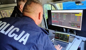 policjanci pracują na wirtualnej mapie