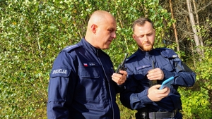 umundurowani policjanci w lesie