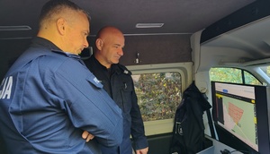 policjanci patrzą w monitor