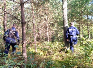 policjanci w lesie