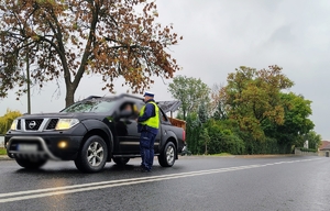 policjant kontroluje trzeźwość kierowcy