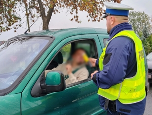policjant bada trzeźwość kierowcy