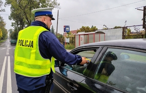 policjant bada trzeźwość